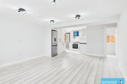 3 bedroom flat to rent, Town Lane, Stanwell