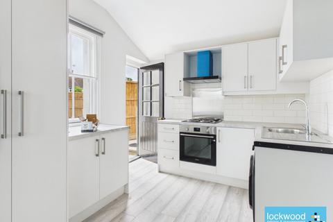 3 bedroom flat to rent, Town Lane, Stanwell