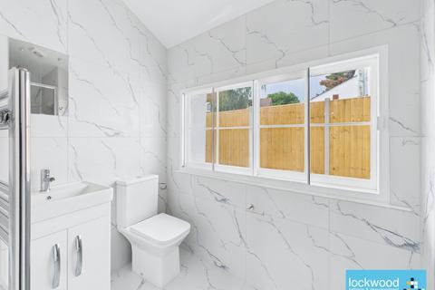 3 bedroom flat to rent, Town Lane, Stanwell