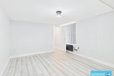 3 bedroom flat to rent, Town Lane, Stanwell
