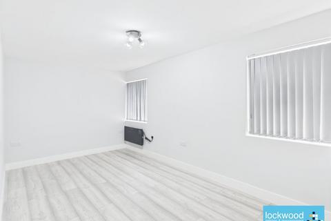 3 bedroom flat to rent, Town Lane, Stanwell