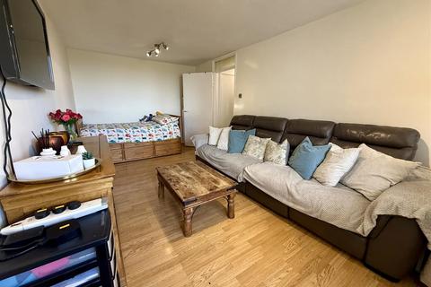 1 bedroom flat for sale, Biscoe Close, Hounslow TW5