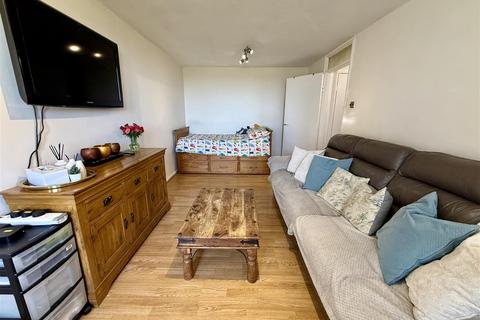 1 bedroom flat for sale, Biscoe Close, Hounslow TW5