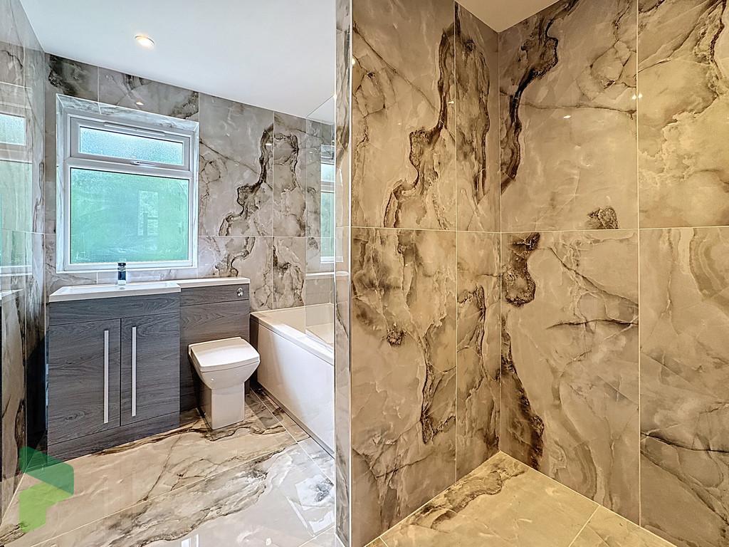 Family bathroom first floor