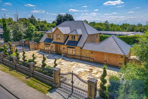 4 bedroom detached house for sale, Lower Bedfords Road, Romford RM1