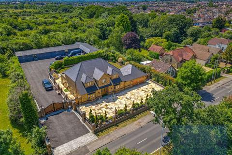 4 bedroom detached house for sale, Lower Bedfords Road, Romford RM1