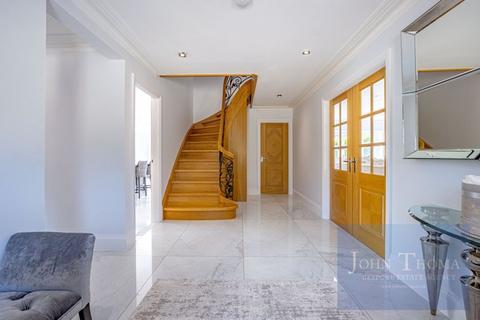 4 bedroom detached house for sale, Lower Bedfords Road, Romford RM1