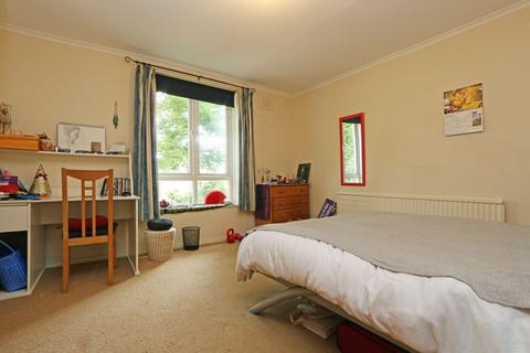 19 Felmersham Close, London, SW4 7EU