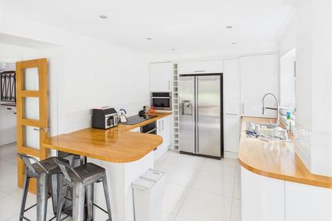 4 bedroom detached house for sale, St. Pauls Road, Sarisbury Green, Southampton