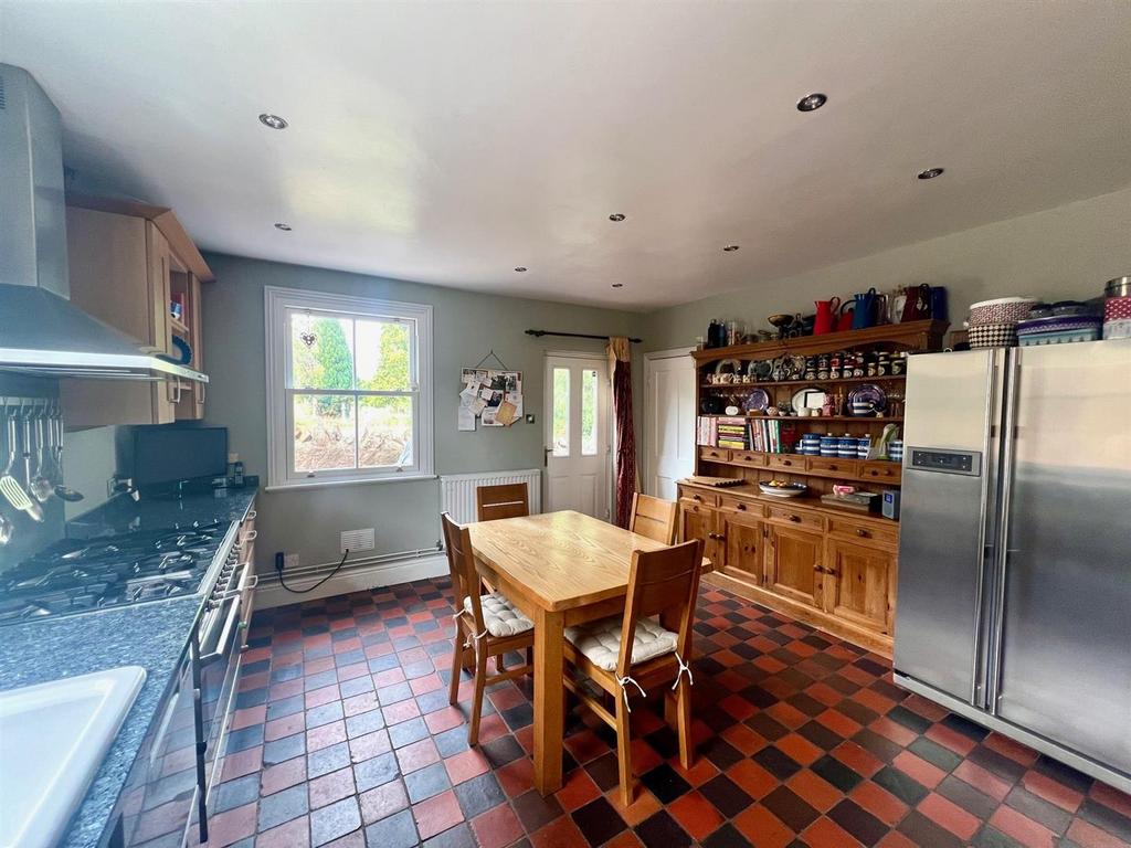 Kitchen 2.jpg