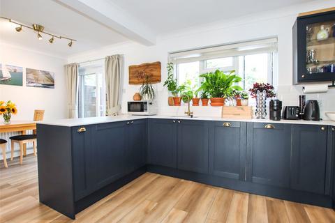 16 Rowans Park, Lymington, SO41 9GD