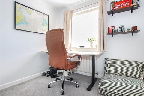 16 Rowans Park, Lymington, SO41 9GD