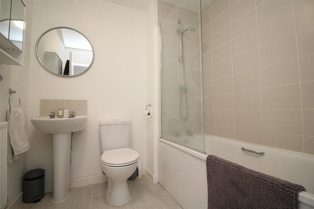 Bathroom 1 .JPG