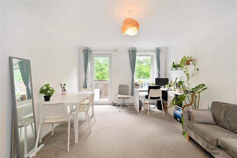 21 Kemps Drive, London, E14 8HY