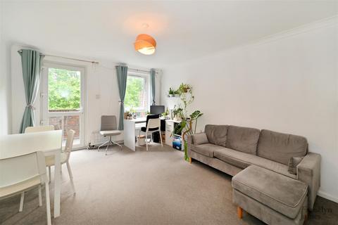 21 Kemps Drive, London, E14 8HY