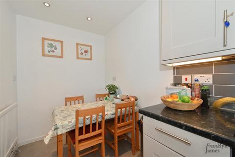 21 Kemps Drive, London, E14 8HY