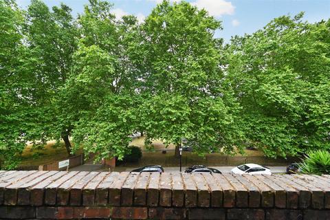 21 Kemps Drive, London, E14 8HY