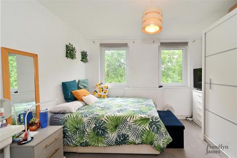 21 Kemps Drive, London, E14 8HY
