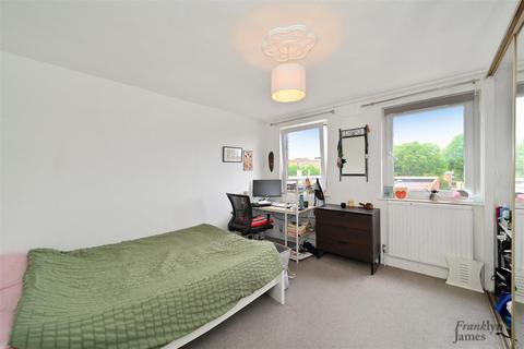 21 Kemps Drive, London, E14 8HY