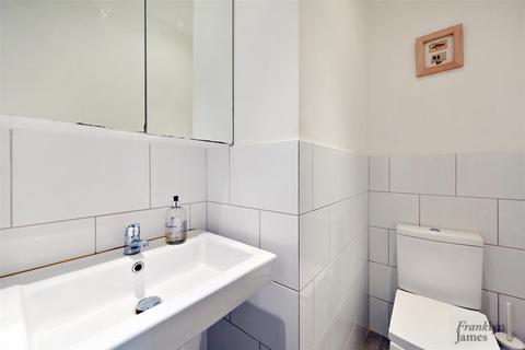 21 Kemps Drive, London, E14 8HY