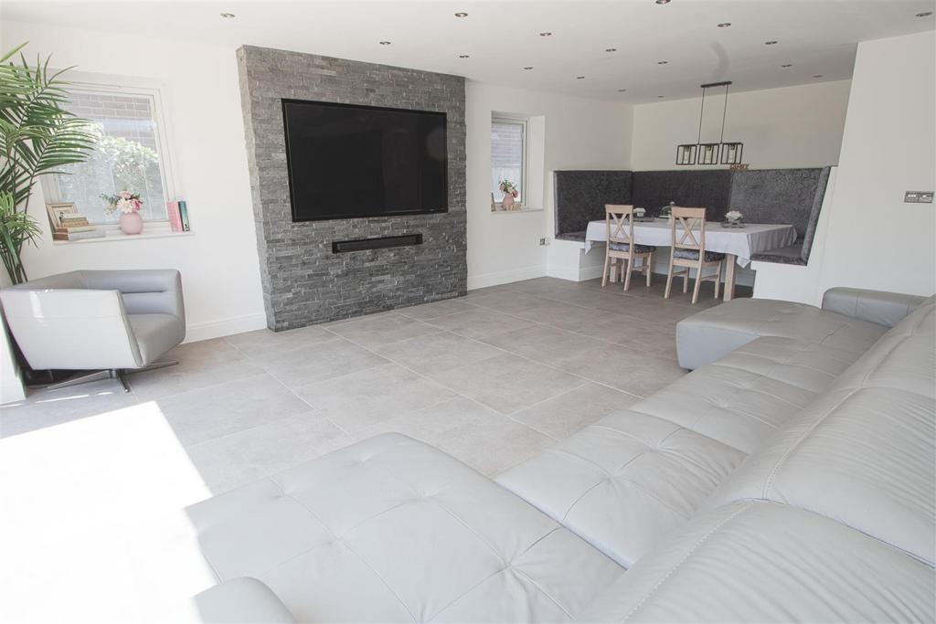 LOUNGE1.jpg