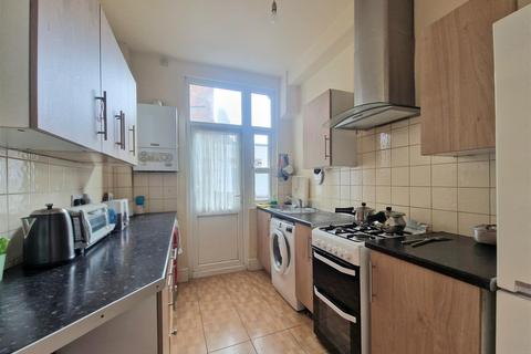 2 bedroom flat to rent, Berkhamsted Avenue, Wembley