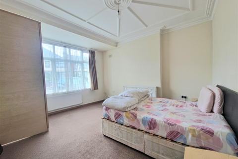 2 bedroom flat to rent, Berkhamsted Avenue, Wembley