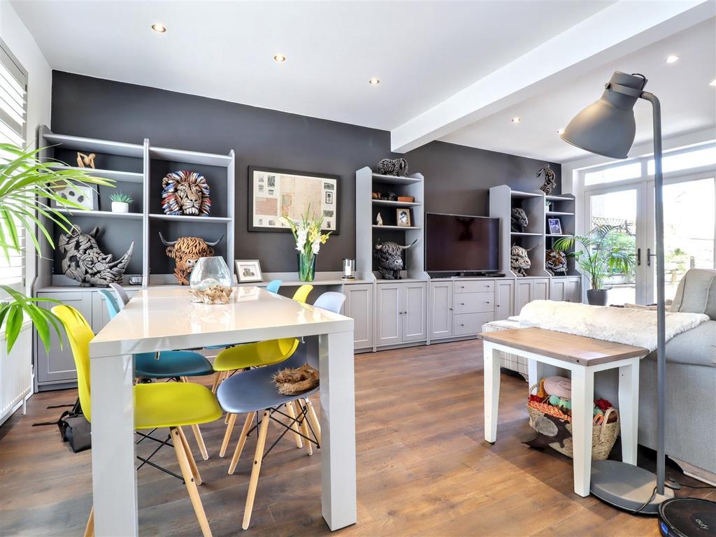 Sitting/dining room