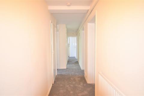 3 bedroom flat to rent, Vicarage Court, Vicarage Road, IG8 8NJ