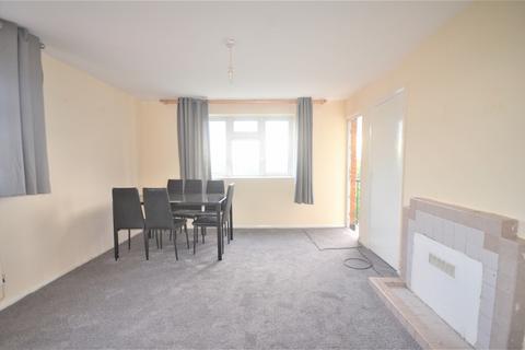 3 bedroom flat to rent, Vicarage Court, Vicarage Road, IG8 8NJ