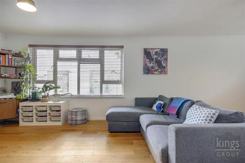 25 Winsbeach, London, E17 3RQ