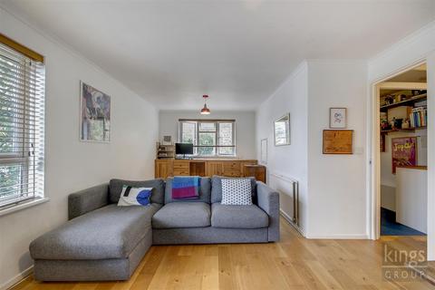25 Winsbeach, London, E17 3RQ
