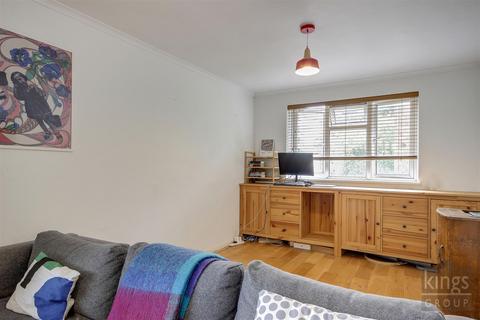 25 Winsbeach, London, E17 3RQ