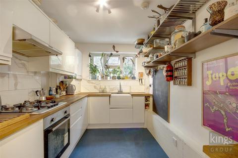 25 Winsbeach, London, E17 3RQ