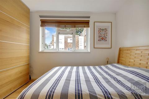 25 Winsbeach, London, E17 3RQ
