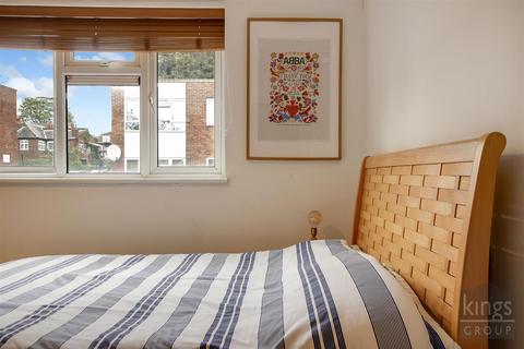 25 Winsbeach, London, E17 3RQ
