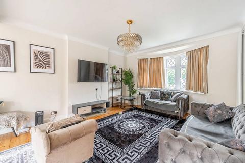16 Chamberlain Way, Pinner, HA5 2AY