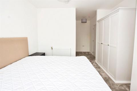 2 bedroom flat to rent, Ridgeway View, London