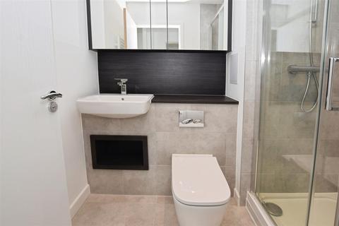 2 bedroom flat to rent, Ridgeway View, London