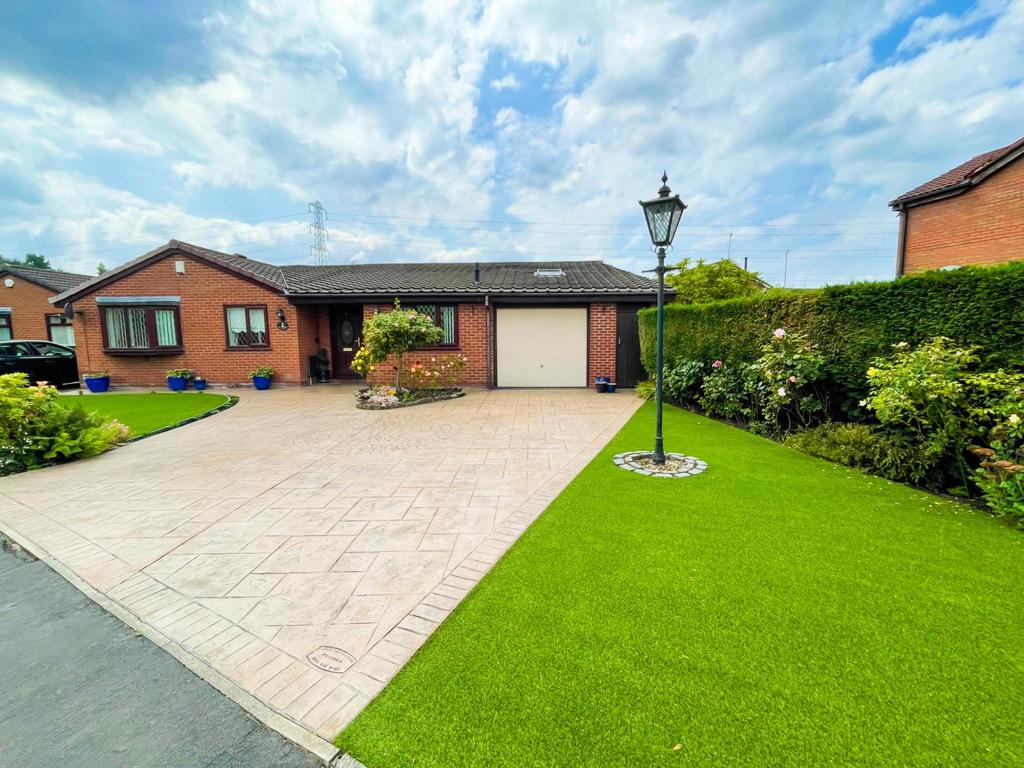56 Birchwood, Chadderton, Oldham OL9 9UJ 4 bed detached bungalow for ...