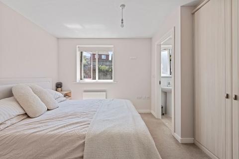 15 Bamburgh Close, Grantham, NG31 8UL