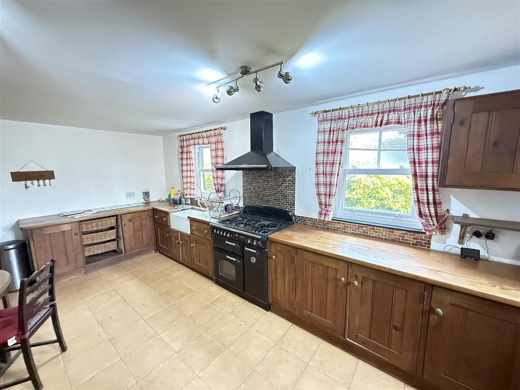 Attractive kitchen/dining room