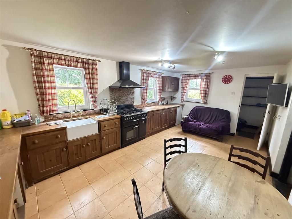 Attractive kitchen/dining room