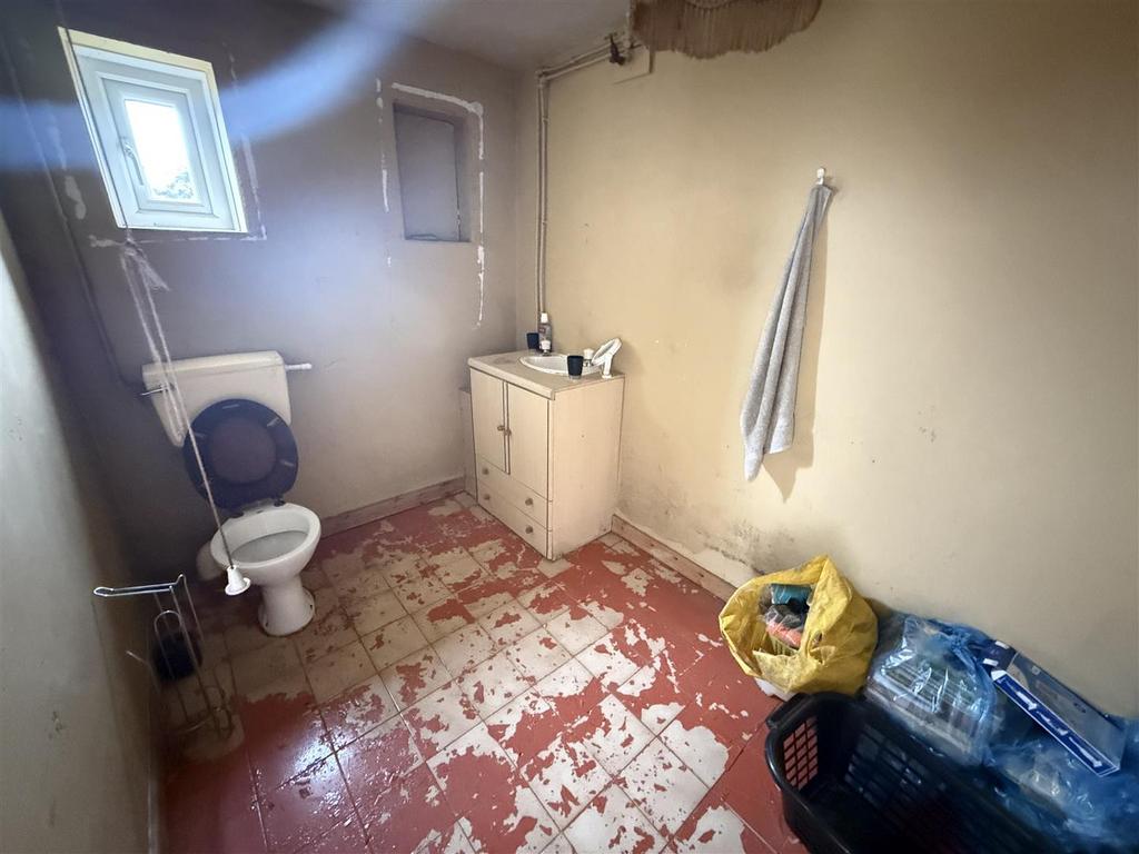 Ensuite cloakroom off