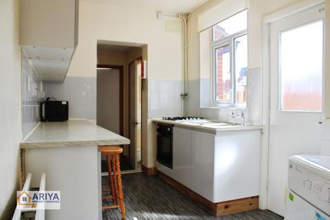 4 bedroom terraced house to rent, Grasmere Street, Leicester LE2