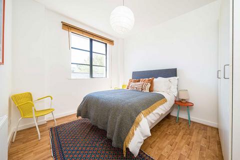 2 bedroom flat for sale, Sternhall Lane, London SE15