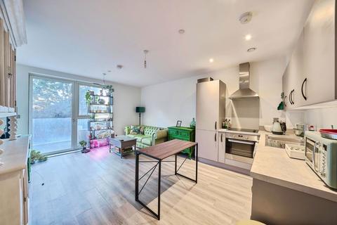 1 bedroom apartment for sale, Cranton Avenue, Hayes, UB3 4FT