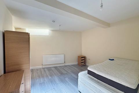 Studio to rent, Clarence Road, London, E5