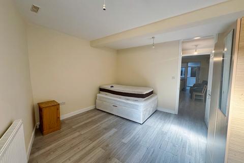 Studio to rent, Clarence Road, London, E5