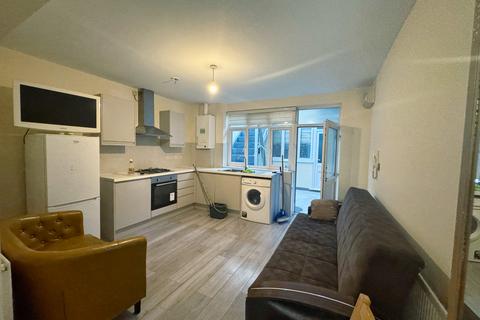 Studio to rent, Clarence Road, London, E5